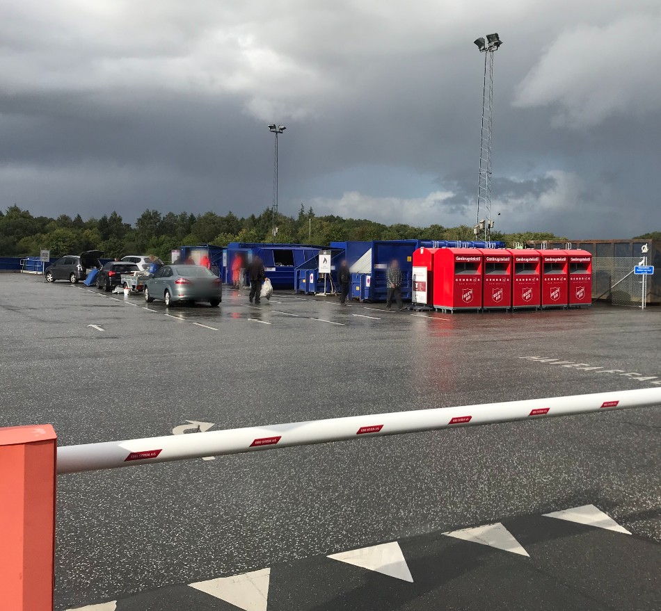 Oversigtsbilleder over genbrugsplads - borgere, biler og containere
